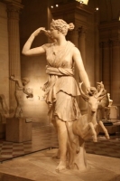 Artemis mit einer Hirschkuh und Muttergottheiten.